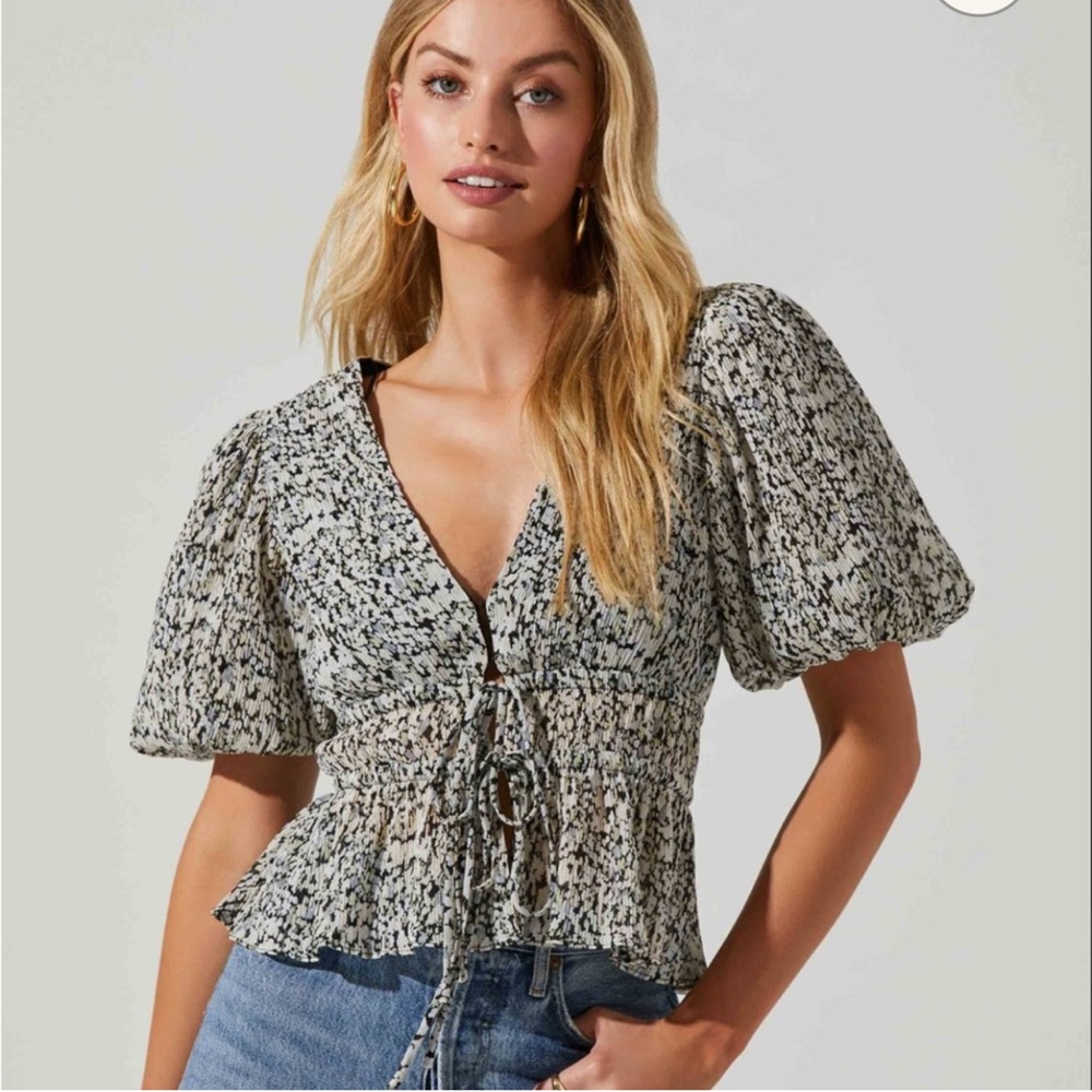 ASTR Alexis Top in Black Multi Floral